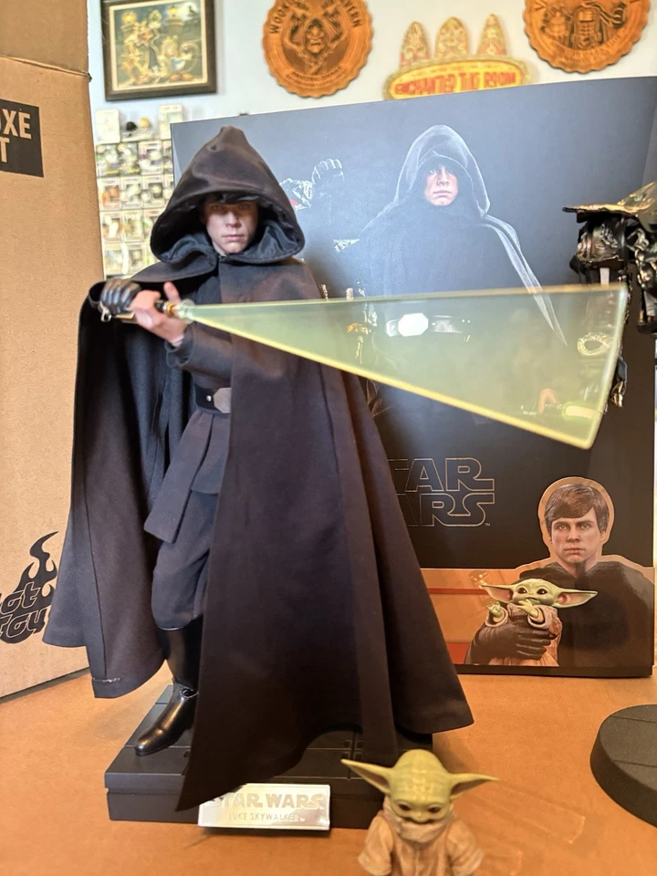 Hot Toys DX23 Star Wars The Mandalorian LUKE SKYWALKER Deluxe 1/6th Figure - Image 2 of 4