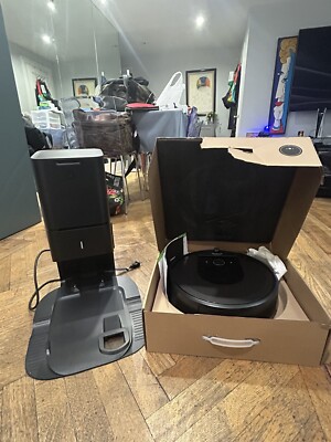 Roomba i7 robot vacuum cleaner with Base and Extras (Great Condition)