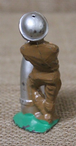 Manoil Dime Store Toy Soldier 1358: Soldier with Shell (M111) - Picture 3 of 5