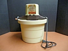 Vintage Richmond Cedar Works 2 Quart Electric Ice Cream Freezer Maker w/Box