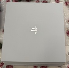 Sony PlayStation 4 Pro mit Zubehörpaket: 2 Controller, 5 Spiele und Ladestation