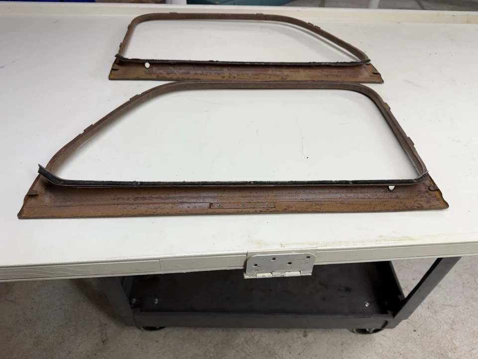 Chevy 1940 sedán de 4 puertas puerta trasera ventana decoración molduras original GM par Foto 3 de 4