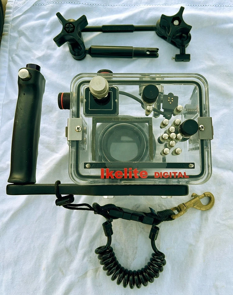 Carcasa submarina Ikelite para cámara Canon G10, brazo estroboscópico, lente gran angular Foto 3 de 4