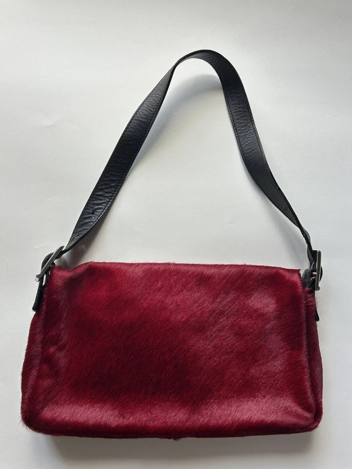 Baguette de hombro de cuero y pelo de becerro rojo cereza con herrajes plateados Foto 2 de 4