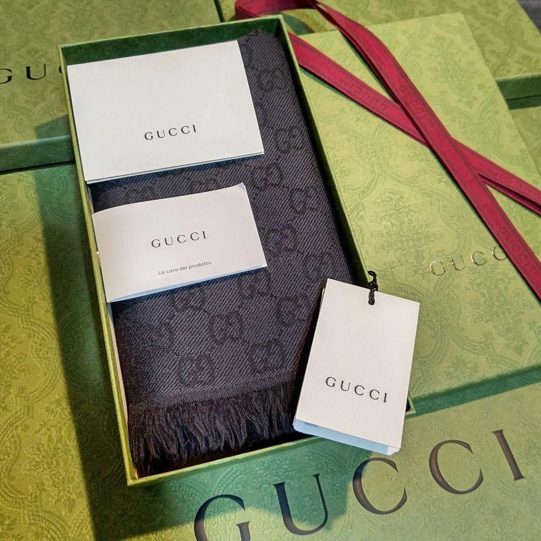 Gucci écharpe en laine châle étole   Accessoire avec boîte   Design élégant