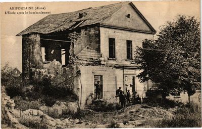 Old postcard AMIFONTAINE L'ecole apres le bombardmente (280136)