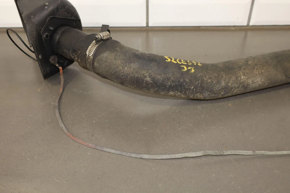 01-04 Chevy GMC 2500HD 6,6 L Duramax Diesel Cuello de llenado de combustible OEM Foto 4 de 4