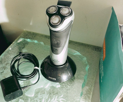 Philips Norelco Aquatec Wet/Dry 3 Head Rotary Men's Shaver Black Silver w/ Stand