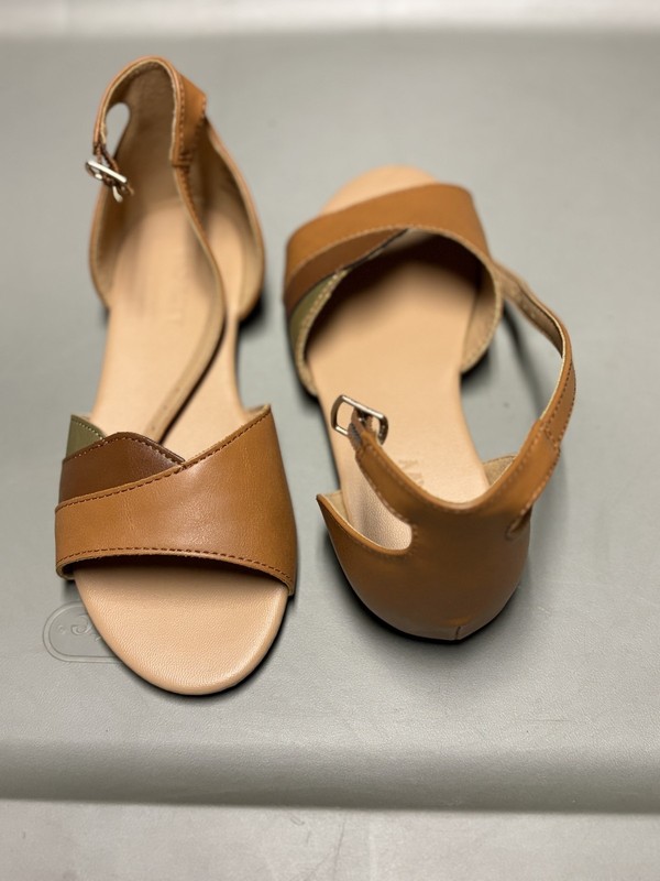 Old Navy Brown Leather Girls Slip On Shoes Size 1