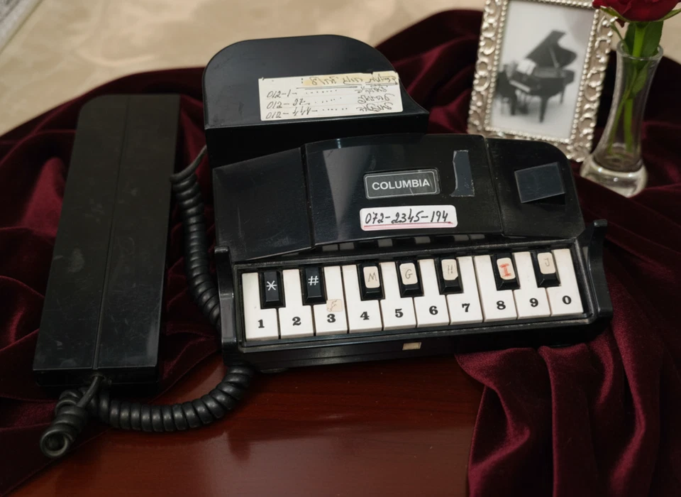 RARE COLUMBIA GRAND PIANO NOVELTY TELEPHONE 80s VINTAGE BLACK KEYBOARD PHONE - Image 3 of 4
