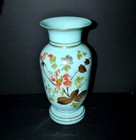 Vase Charles X en opaline bleu décor fleuri peint 31 cm lumière UV fluo