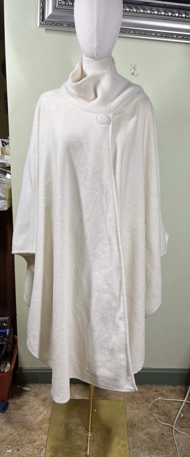 East 5th Poncho Shawl One Size Womens Ivory Fleece Cozy Warm Soft Minimalistic
Opens in a new window