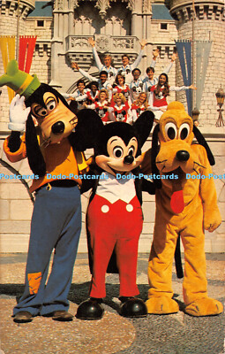 R444949 Goofy Mickley und Pluto Pose mit einem der vielen Disney Entertainment G