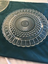 Vintage przezroczysty szklany talerz do ciasta z przegrzebką i stopką - szerokość 11 cali