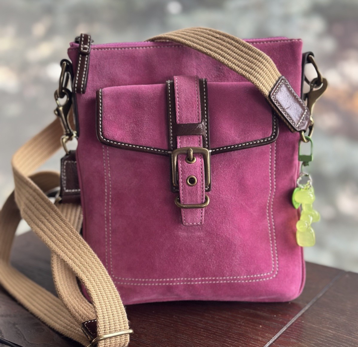 🖤 COACH 8E87 Y2K Pink Suede Messenger Bag with Buckle Accent  🖤