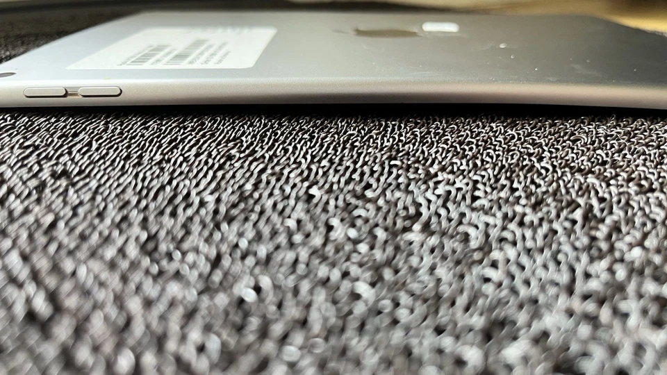 Apple iPad Air 2 9.7in Silver - 16GB  - (WIFI + Cellular) - Unlocked - Image 3 of 4