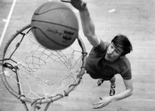 Basketball player Vic Collins scores two points Historic 1972 Old Photo