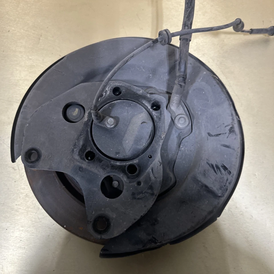 Buje de cojinete de nudillo del husillo trasero izquierdo Nissan LEAF 2016 2020 OEM Foto 4 de 4