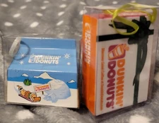 PAiR Of dUNkiN dONUtS ViNtAGE ChRiStMAS tREE ORNAMENtS dOZEN & MUNChkiN bOX NIB