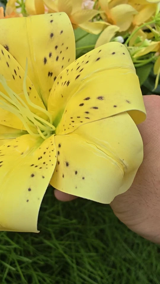 Ramo de lirios amarillos de cementerio artificial con letrero de metal Miss You decoración conmemorativa Foto 4 de 4