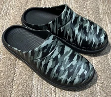 EUC Oofos OoCloog Limited Green Recovery Camo Clogs Size Womens 10 Mens 8