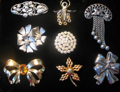 8 Vintage Assorted Brooches Pins Silvertone, Daisy's, Bows, Flowers & More - Picture 2 of 3