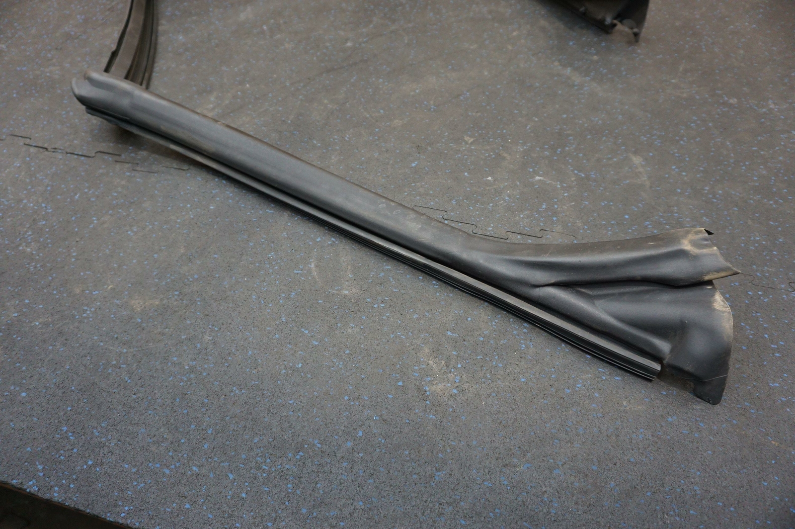 Front WindshieldWeatherstrip Rubber Gasket 69758000 OEM Ferrari California 2012