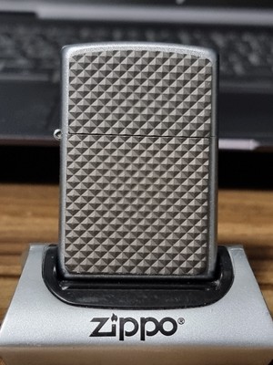 DIAMANT/KARIERTES PLATTENDESIGN AUF ZINNPLAKETTE - SATINIERTES CHROM ZIPPO NEU IN VERPACKUNG