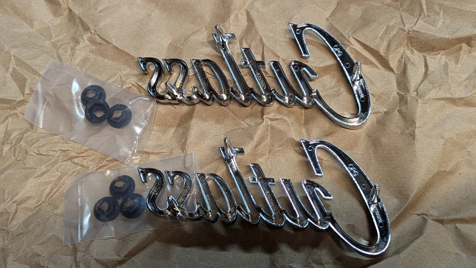 DOS NUEVOS EMBLEMAS GUARDABARROS DELANTERO OLDS CUTLASS 70 OLDSMOBILE CONVERTIBLE CUPÉ Foto 4 de 4