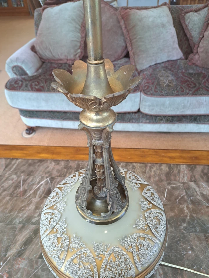 Lámpara de mesa vintage de latón de encaje de ganchillo color bronce dorado con base y vástago ornamentados Foto 3 de 4