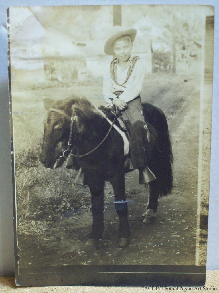 Carino bambino foto reale ragazzo cowboy su pony cappello chaps vintage fuori casa snapshot
