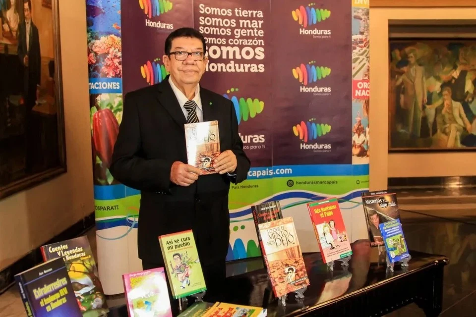 Hagase el papo mientras se rie Vol. I by Jorge Montenegro. Honduras. - Image 3 of 4