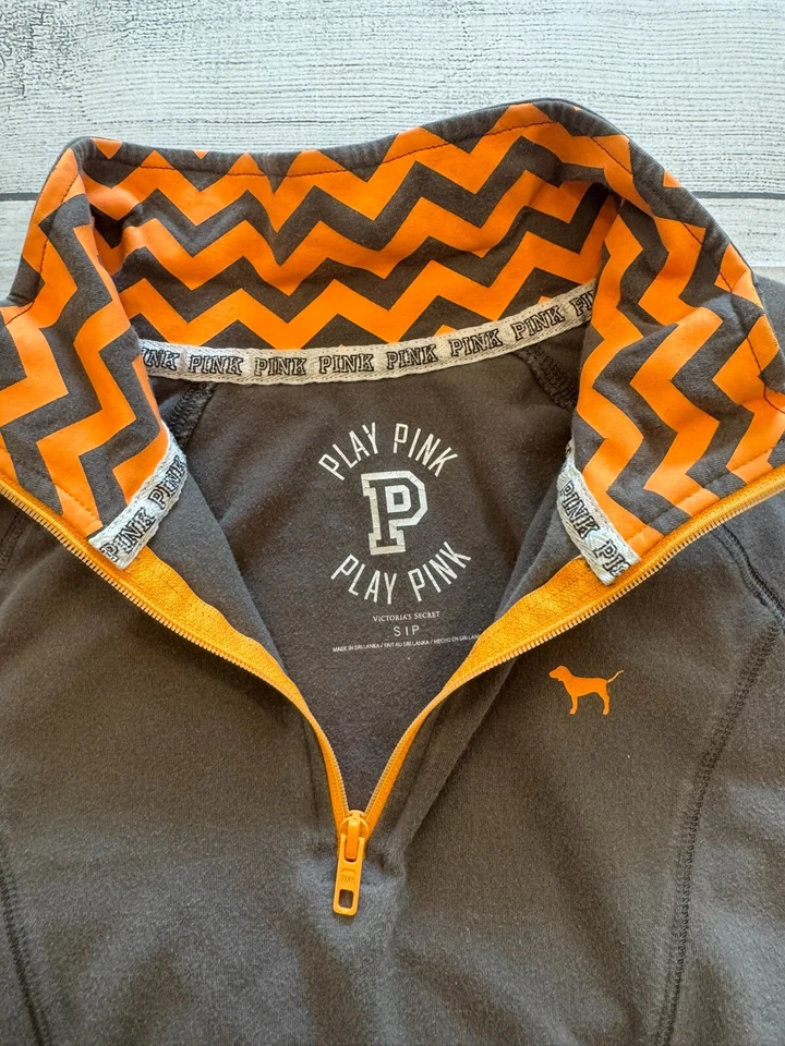粉红色维多利亚的秘密女式小号灰色 1/4 拉链橙色标志运动休闲针织 — 第 2/4 张图片