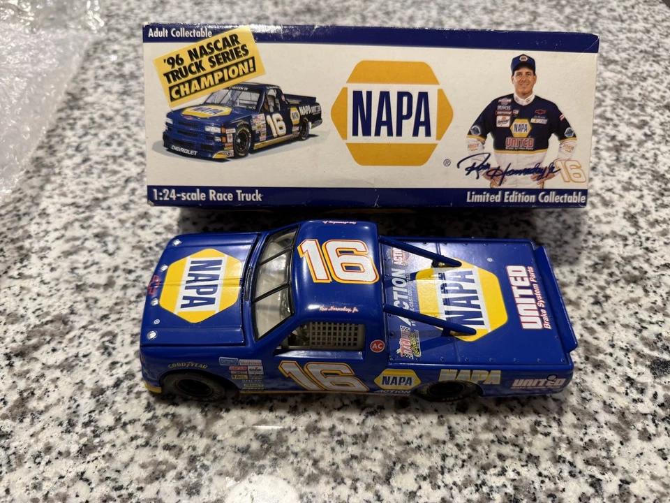 Action 1996 Ron Hornaday 16 NAPA гоночный грузовик 1:24 грузовик серии чемпионская модель - Изображение 2 из 3