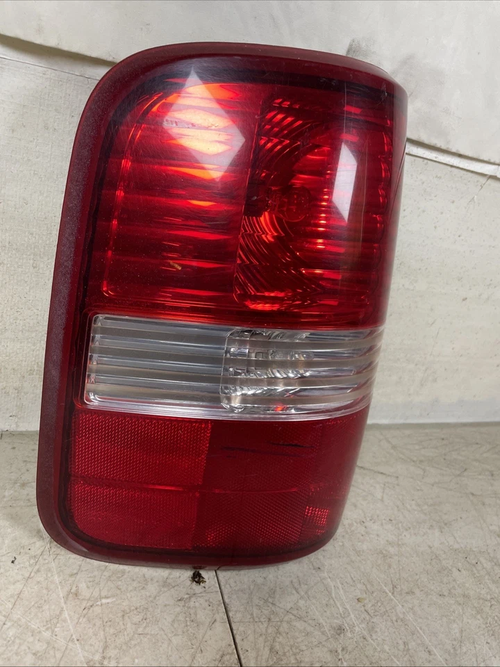 06-08 Lincoln Mark LT ESQUINA EXTERIOR QTR MTD luz trasera lado del conductor izquierdo OEM Foto 2 de 4