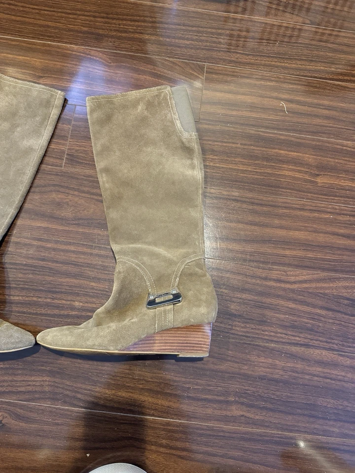 Botas hasta la rodilla de gamuza con cuña Calvin Klein Elly talla 8,5 tostadas plateadas con hebilla con logotipo Foto 2 de 4