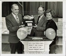 1979 Press Photo Henry Frisbe presents Golden Sneaker to Roger & Hannah Gray.