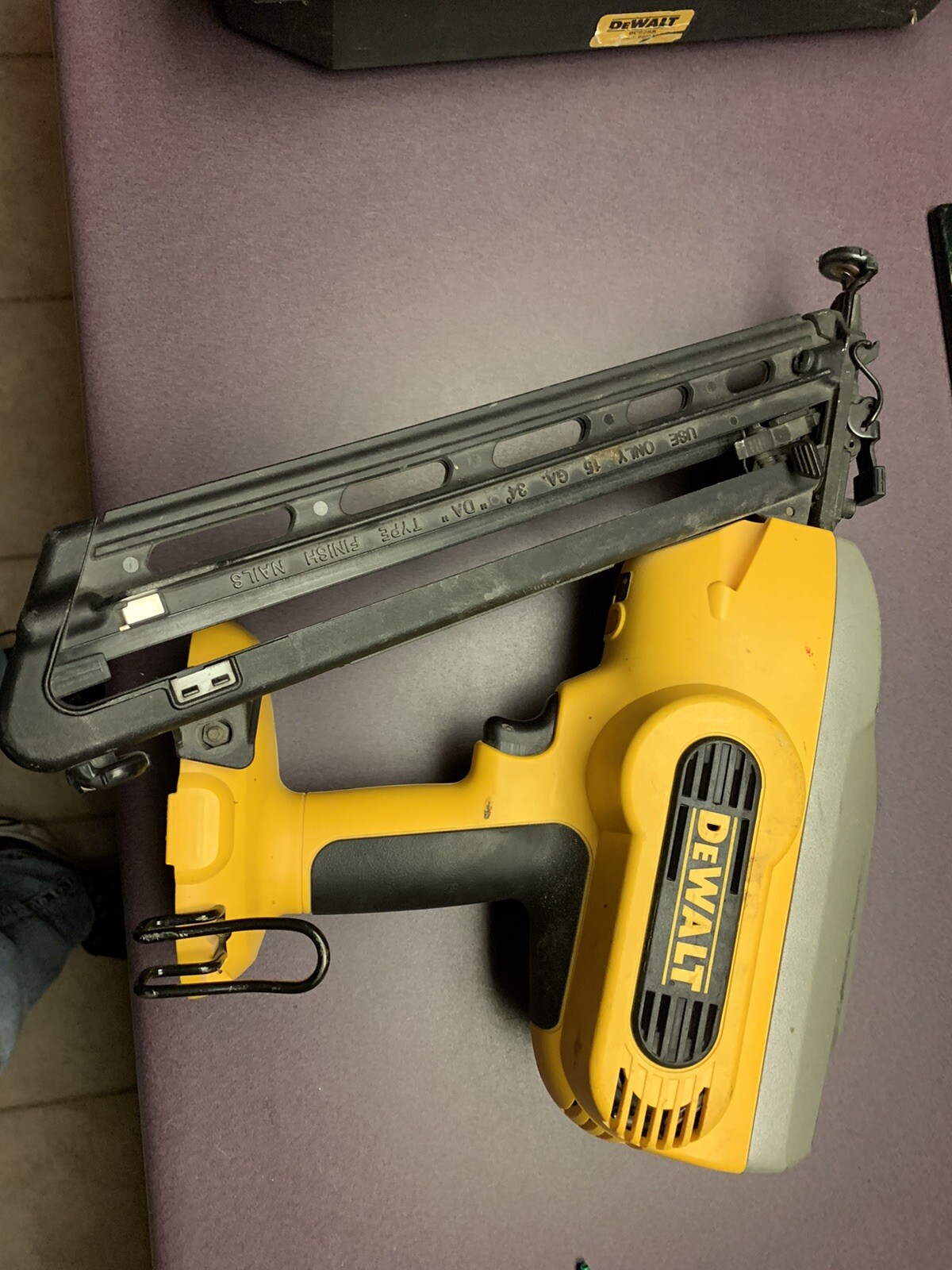Dewalt 18 volt Finish Nailer 15 gauge 34 degree With Battery, Case and