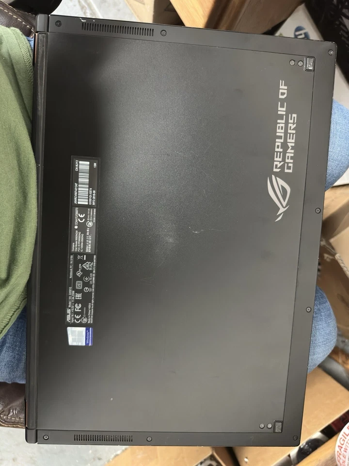 ASUS ROG ZEPHYRUS GX501GI Foto 3 de 4