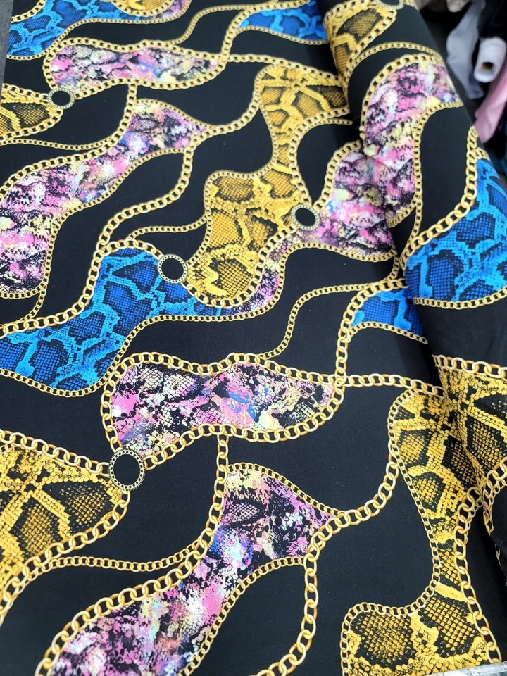 Tela tejida de spandex negra con estampado de animales de serpiente azul amarillo elástica por yarda rosa Foto 2 de 4