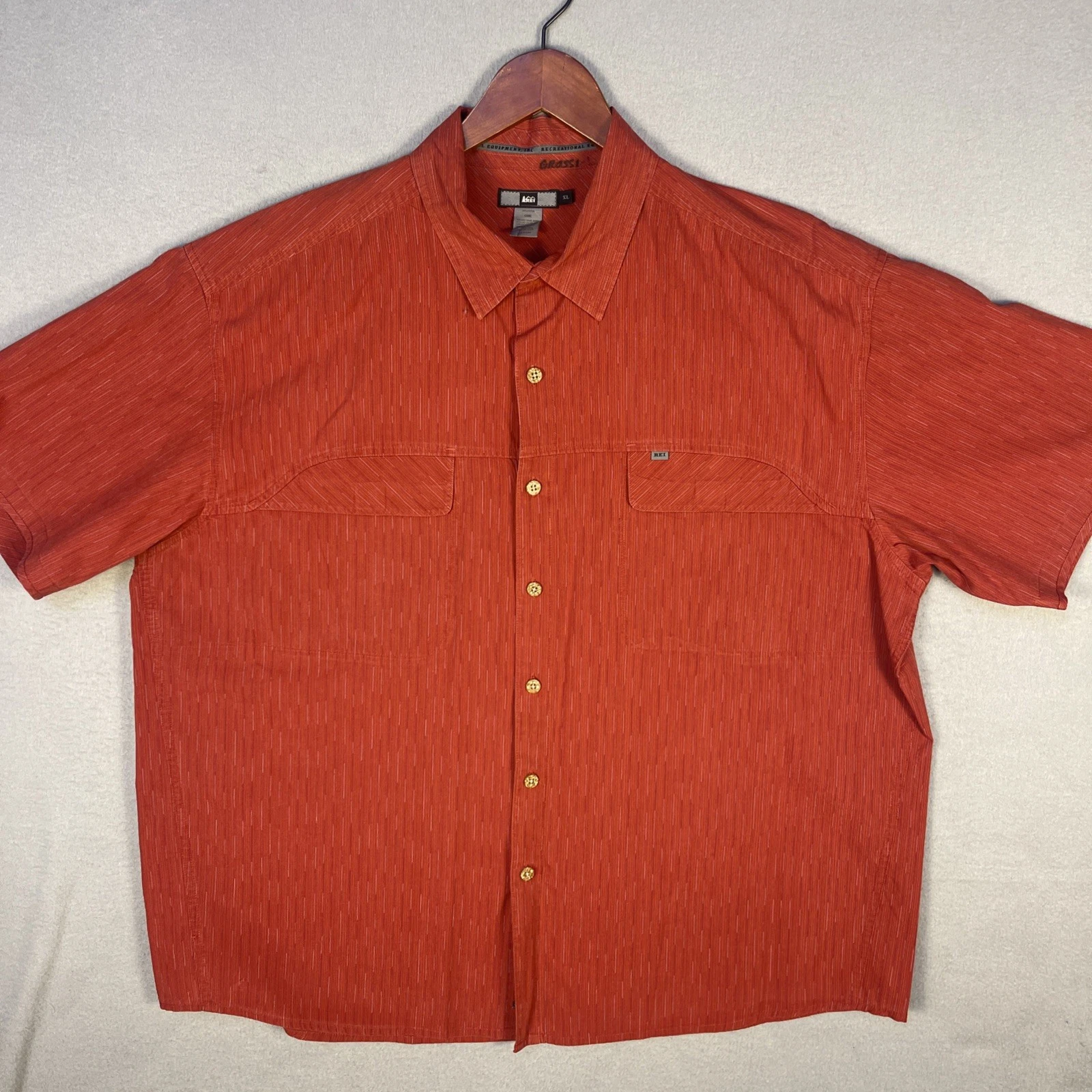 REI Shirt Mens XL Red Short Sleeve Pockets Cotton Wood Button Hiking Outdoor