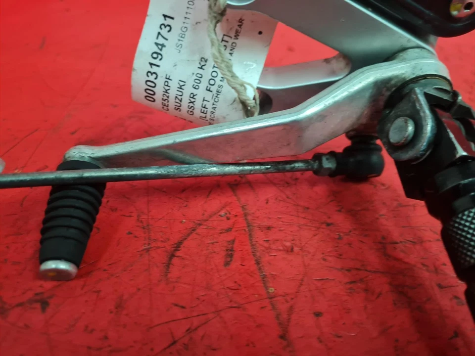 2002 SUZUKI GSXR 600 K2 LEFT FRONT FOOT REST - Imagem 4 de 4