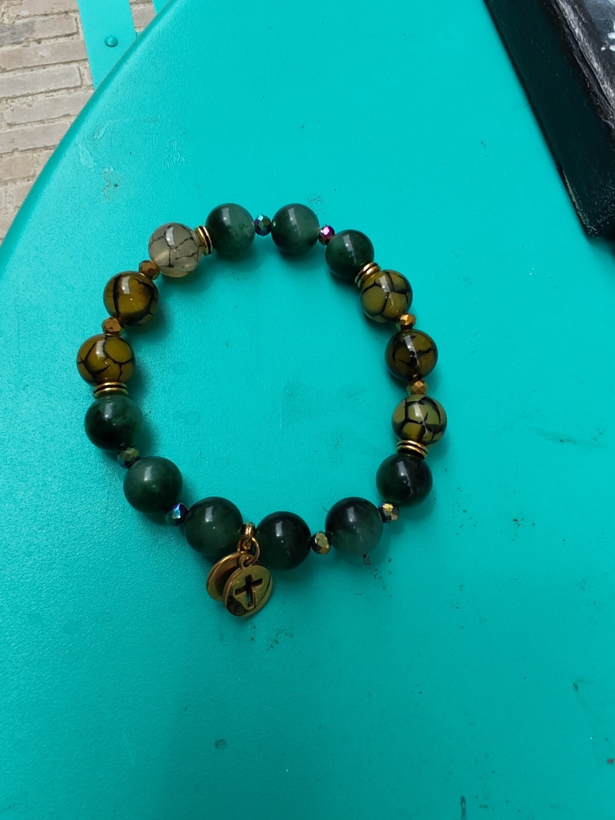 Bracelet mixte en pierres naturelles et breloques acier doré