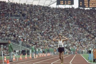 Olympics, USA Frank Shorter victorious after crossing finish - 1972 Old Photo 1