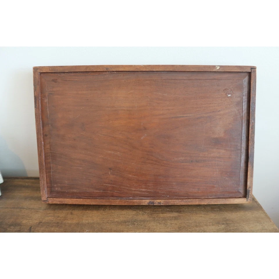 Bandeja de madera india tallada a mano con incrustaciones de hojas de latón y diseño floral  Foto 4 de 4