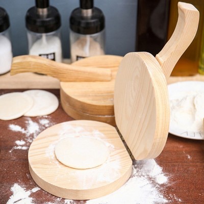Praktischer Holz-Teigpresse für schnelle und mühelose Knödelherstellung.