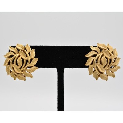 Crown Trifari Vintage Clip On Earrings Leaf Round Brushed Gold Signed 1940s Bin1