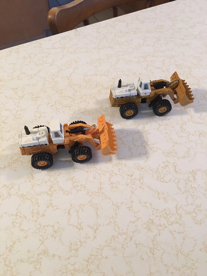 TOMICA , 1:80 , INTERNATIONAL 560 , WHEEL LOADERS , NO BOXES . - Image 2 of 4