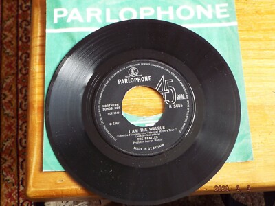 Beatles ''Hello Goodbye'' c/w ''I Am The Walrus'' 7'' 45 r.p.m.