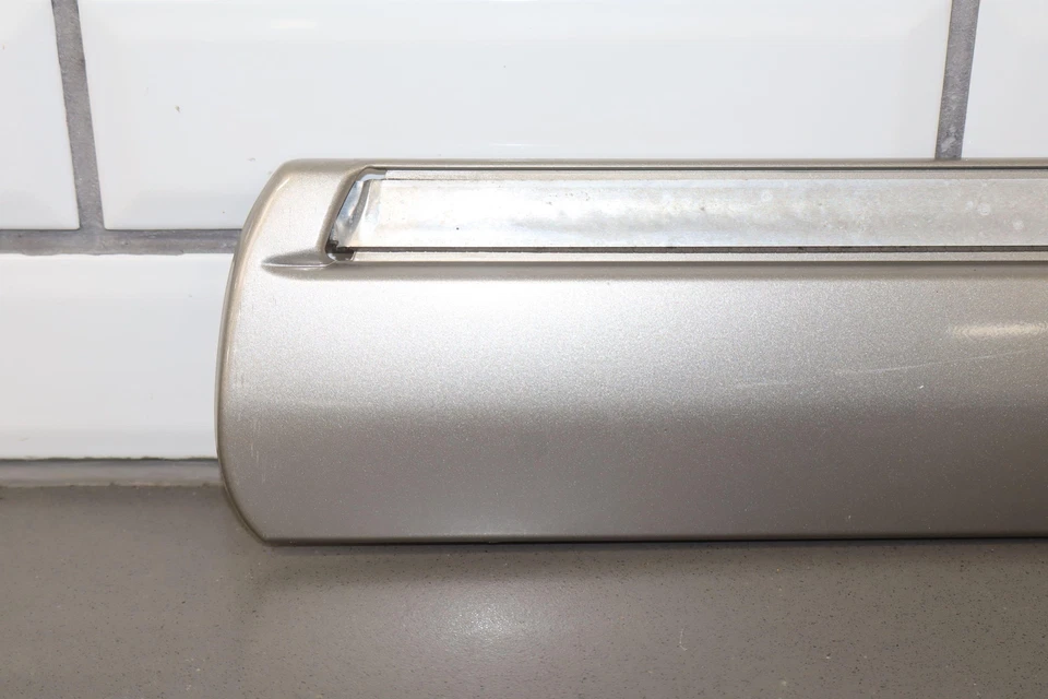 Moldura puerta delantera derecha Chevy Suburban GMT800 00-06 (estaño metálico 11U) Foto 2 de 4